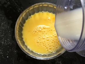 将鸡蛋打散，倒入牛奶搅拌均匀