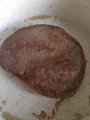 煎到牛排翻过来是这个样子，大概3分钟，继续煎另一面，然后取出备用