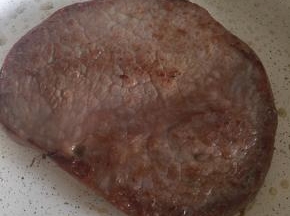 煎到牛排翻过来是这个样子，大概3分钟，继续煎另一面，然后取出备用