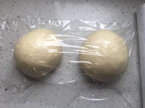 均匀分成两个面团，滚远松弛20分钟