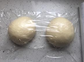 均匀分成两个面团，滚远松弛20分钟