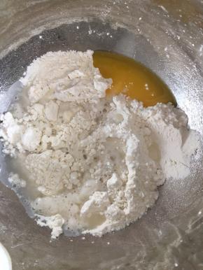 先来制作法式酥皮，低筋面粉和高筋面粉放入碗内搅拌均匀，加入12g隔水融化的黄油和水，还有盐和砂糖，先用筷子搅拌成絮状