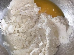 先来制作法式酥皮，低筋面粉和高筋面粉放入碗内搅拌均匀，加入12g隔水融化的黄油和水，还有盐和砂糖，先用筷子搅拌成絮状