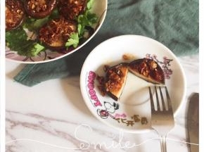 5:烤完出炉，摆到事先铺好香菜的盘子里，OK啦……可以享用咯。