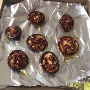 然后继续把香菇放到烤盘上，把蒜末和辣椒都放到香菇上面，上火190度，下火180度烤10分钟（看你香菇大小，我的香菇比较大，所以烤的比较久，时间仅供参考）