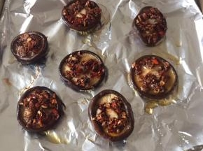 然后继续把香菇放到烤盘上，把蒜末和辣椒都放到香菇上面，上火190度，下火180度烤10分钟（看你香菇大小，我的香菇比较大，所以烤的比较久，时间仅供参考）