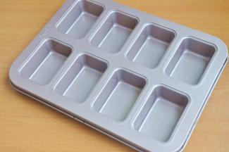 提前给模具涂一层薄薄的黄油。