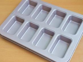 提前给模具涂一层薄薄的黄油。