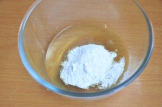 打蛋盆中放入蛋清、糖粉和蜂蜜。