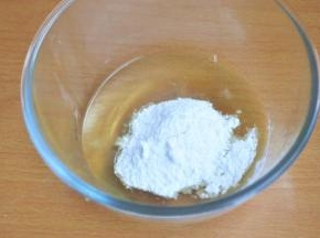 打蛋盆中放入蛋清、糖粉和蜂蜜。