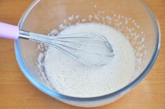 搅拌到糖粉融化，用手动打蛋器打至粗泡阶段。