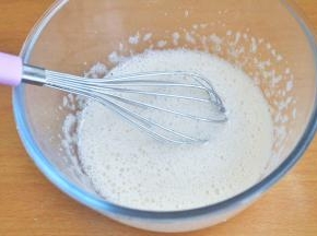 搅拌到糖粉融化，用手动打蛋器打至粗泡阶段。