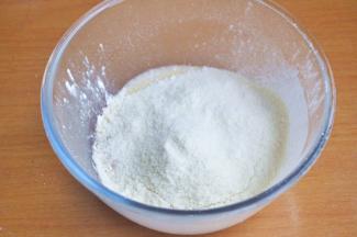 筛入低筋面粉和杏仁粉。