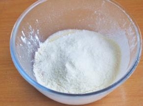 筛入低筋面粉和杏仁粉。