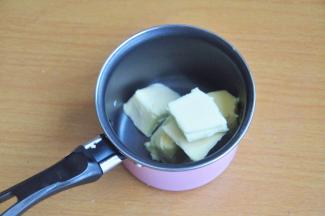 准备一个小锅，放入黄油。