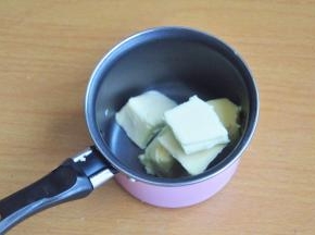 准备一个小锅，放入黄油。