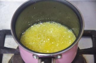 黄油中小火加热，慢慢熬到茶色后关火，过滤黄油中的杂质。