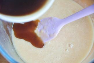 待黄油还有余温时倒入面糊中。