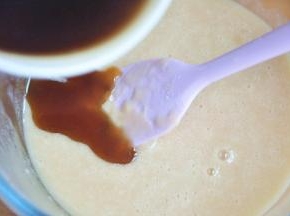 待黄油还有余温时倒入面糊中。