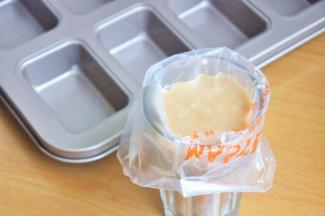 将面糊装入一次性裱花袋中。