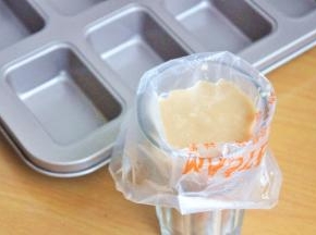 将面糊装入一次性裱花袋中。