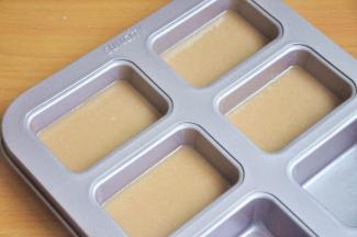 挤入费南雪模具中，轻震气泡。