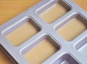 挤入费南雪模具中，轻震气泡。