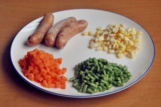 准备材料，香肠切片，香肠我用的麻辣香肠，焖出来的饭更有味。