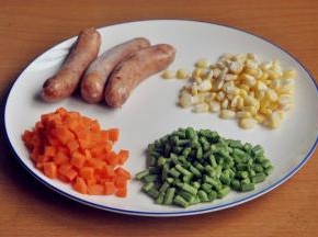 准备材料，香肠切片，香肠我用的麻辣香肠，焖出来的饭更有味。