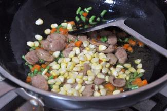 倒入玉米粒，继续翻炒。