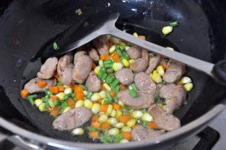 倒入一勺盐，炒匀关火。