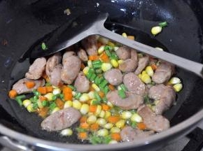 倒入一勺盐，炒匀关火。