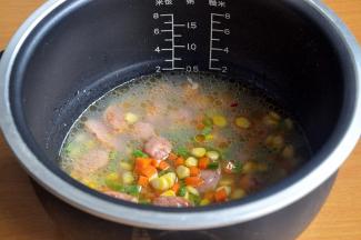 倒入炒好的香肠及菜。