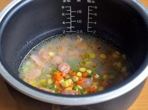 倒入炒好的香肠及菜。