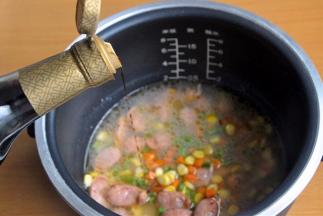 倒入1勺生抽，启动电饭煲煮饭键。