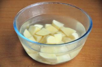 土豆洗净去皮切块。