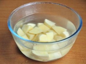 土豆洗净去皮切块。
