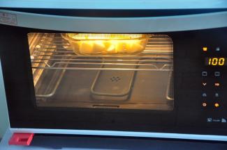 放入蒸烤箱蒸15分钟，土豆蒸熟。