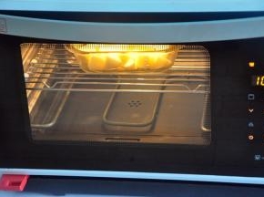 放入蒸烤箱蒸15分钟，土豆蒸熟。