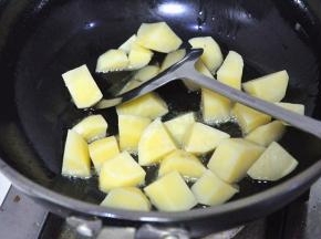 炒锅中倒油，烧至7成热，放入土豆用小火煎，一直煎到外皮变得焦黄。