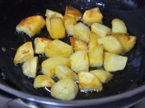 煎的过程中不要急着翻面。