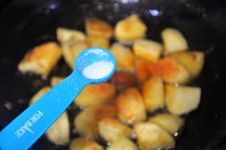 倒入一勺盐，翻炒均匀，即可出锅。