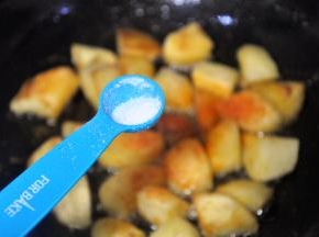 倒入一勺盐，翻炒均匀，即可出锅。