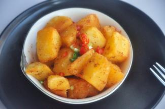 可根据个人口味，撒上小葱和小米辣，味道更好。