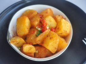 可根据个人口味，撒上小葱和小米辣，味道更好。