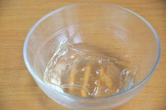 提前将吉利丁片加适量冷水泡软。