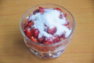 将车厘子去核切小粒，放入白糖腌渍1小时。