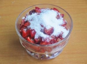 将车厘子去核切小粒，放入白糖腌渍1小时。