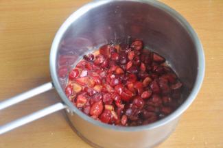 将腌好的车厘子，放入小锅中，小火熬5分钟，熬至糖水浓稠。