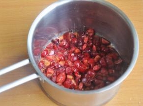 将腌好的车厘子，放入小锅中，小火熬5分钟，熬至糖水浓稠。